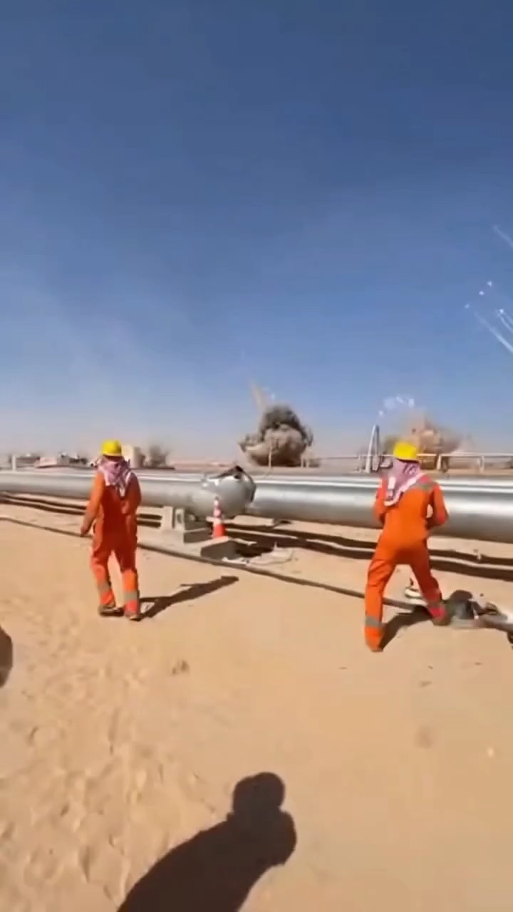 تصاویری از برخورد موشکهای ایرانی به بندر جبل علی